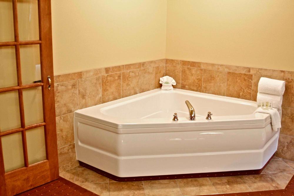 Suite with Whirlpool interior